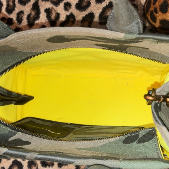 Marc Jacobs camo tote size medium - Picture 3 of 3